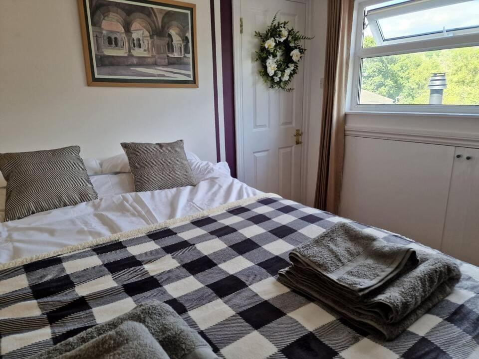 Lopez Home Crawley Ifield エクステリア 写真