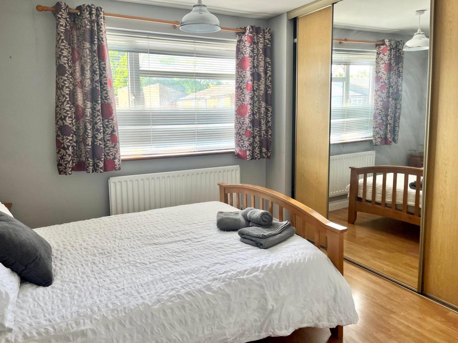 Lopez Home Crawley Ifield エクステリア 写真