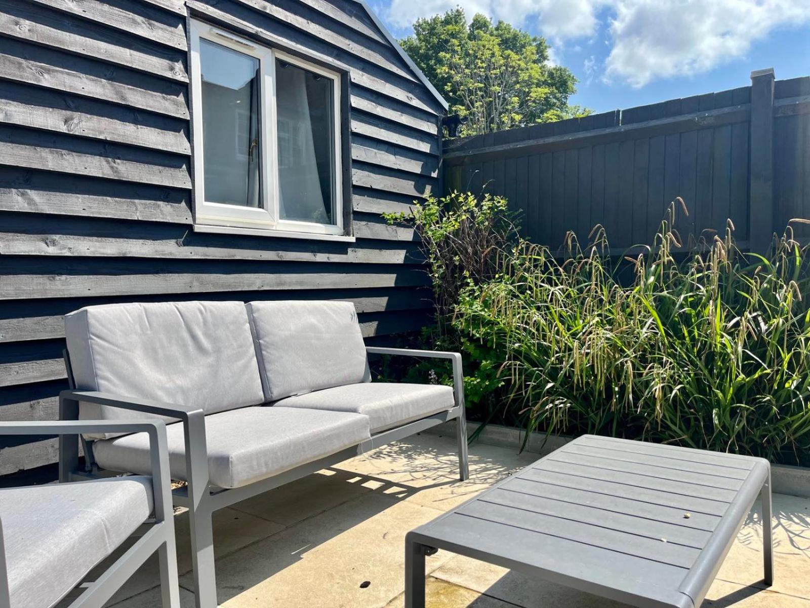 Lopez Home Crawley Ifield エクステリア 写真