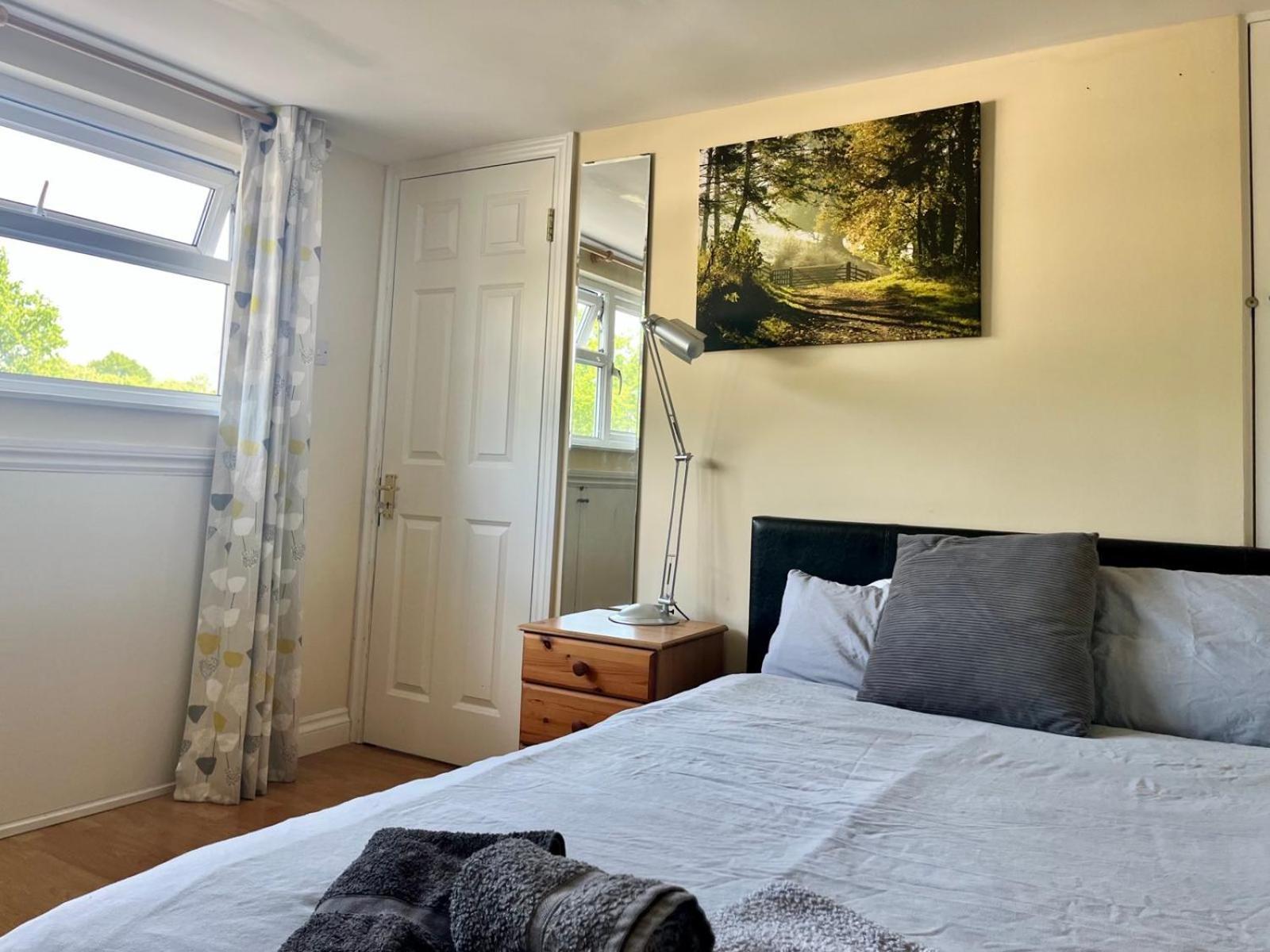 Lopez Home Crawley Ifield エクステリア 写真