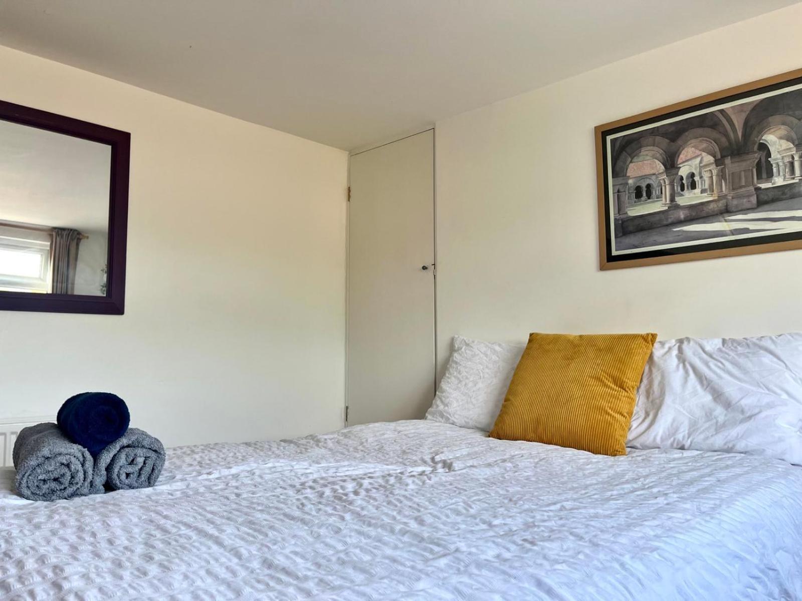 Lopez Home Crawley Ifield エクステリア 写真