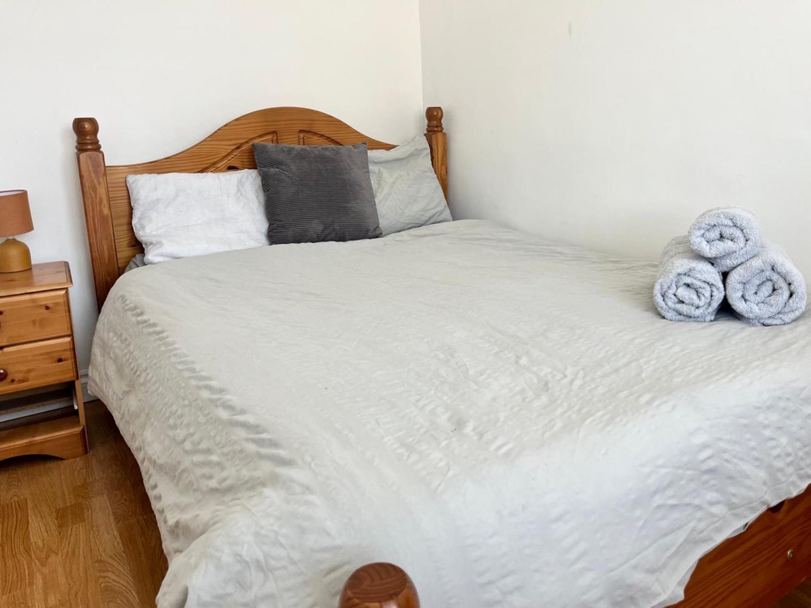 Lopez Home Crawley Ifield エクステリア 写真