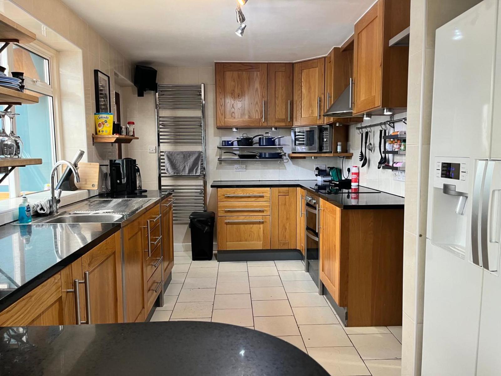 Lopez Home Crawley Ifield エクステリア 写真