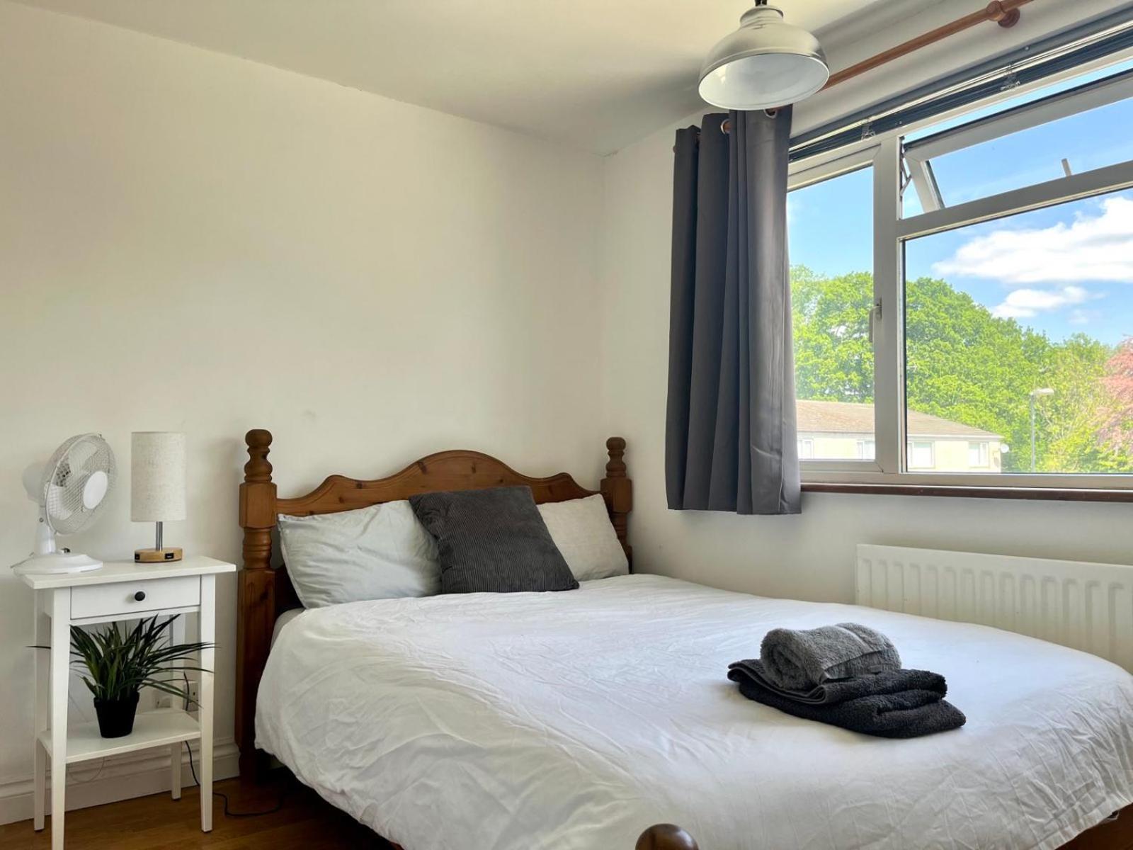 Lopez Home Crawley Ifield エクステリア 写真